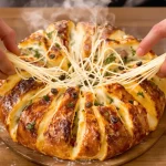 Fondant, croustillant, impossible à lâcher : 5 garnitures qui transforment un simple pain en roi de l’apéro