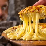 « On aurait dit une vraie raclette » : depuis que j’ai servi ce cake à l’apéro, on oublie quiche et pizza